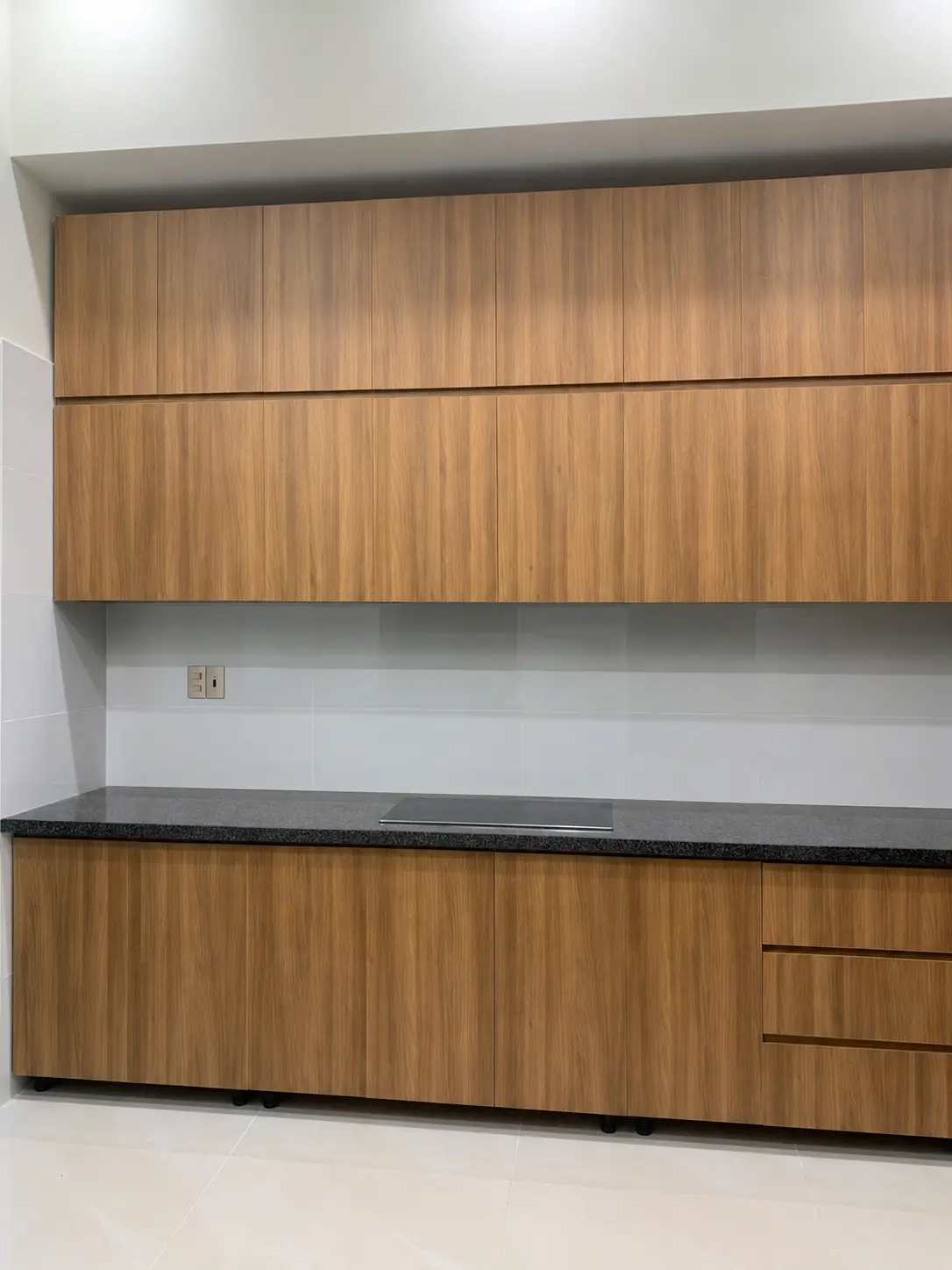 Tủ bếp gỗ nhìn chính diện