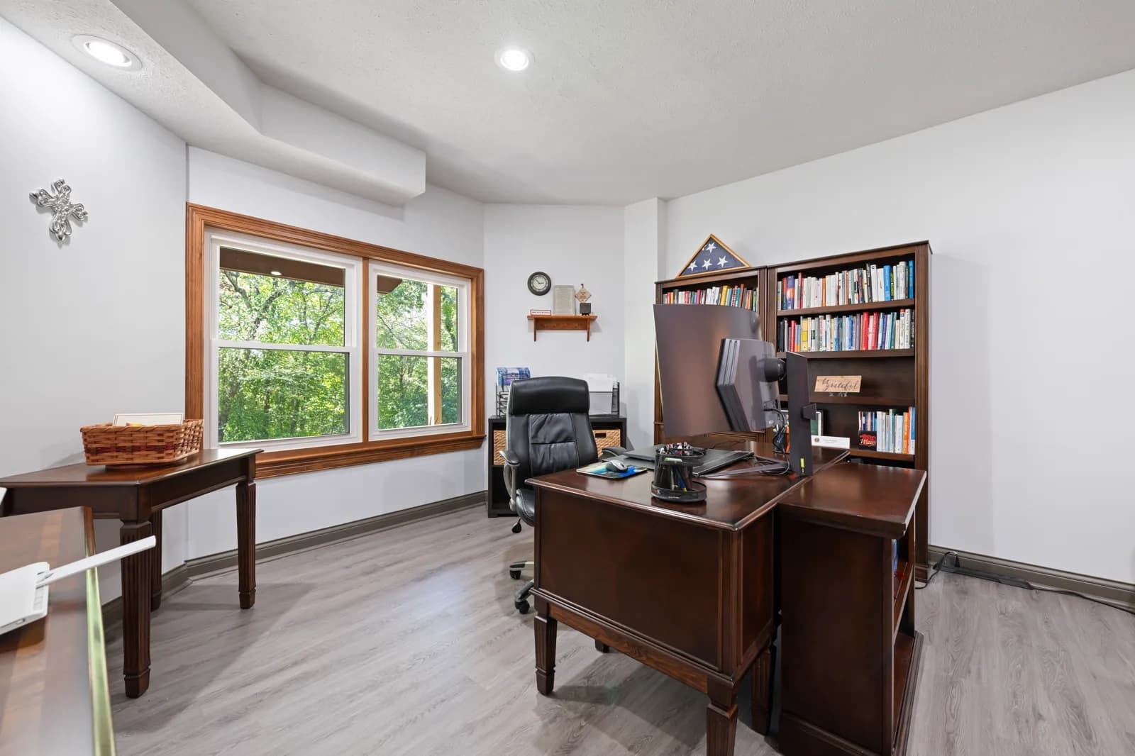 Phòng làm việc sáng với bàn gỗ và kệ sách Tana Home